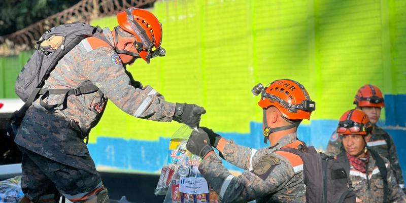 Mides asiste a personas damnificadas por incendio en zona 21