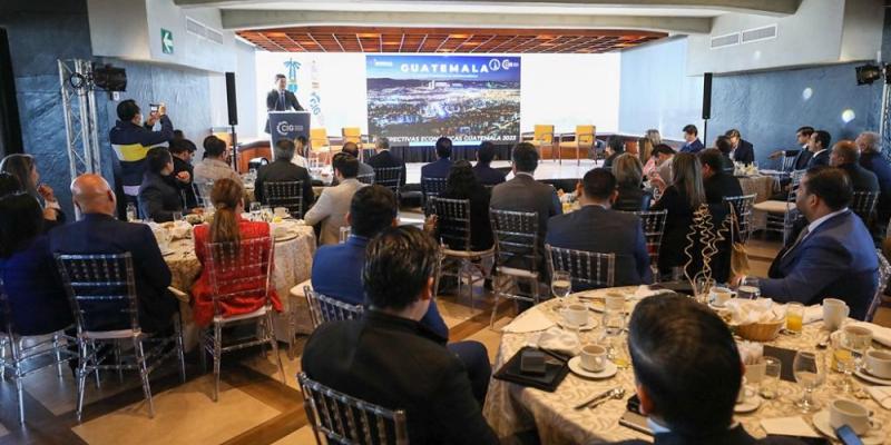 El Ministro de Economía Dr.  Janio Rosales durante su participación en el evento.