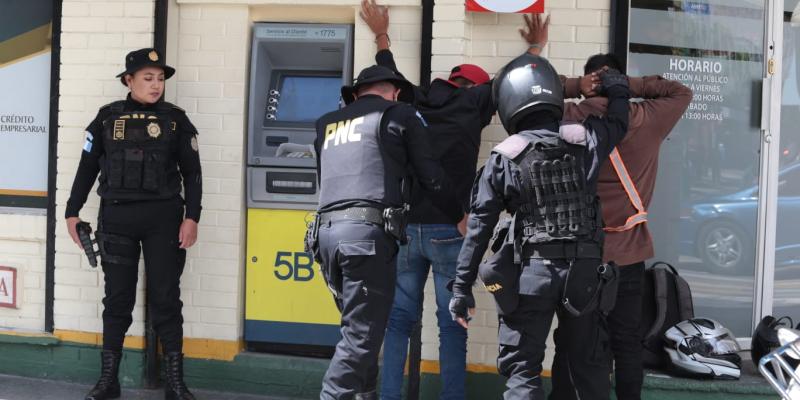 PNC brinda seguridad en Paseo de la Sexta por fiestas de fin de año