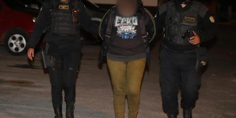 Pandillera salvadoreña capturada cuando trasladaba armas de fuego en Mixco