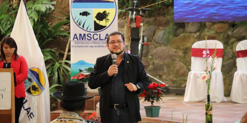Viceministro del Agua destaca trabajo del MARN a favor del lago de Atitlán durante conversatorio en Sololá