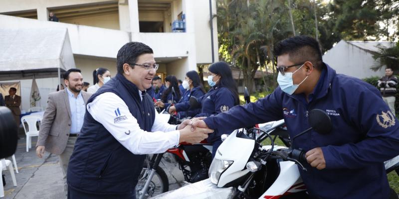 Extensionistas reciben motocicletas para fortalecer acciones de respuesta ante el cambio climático