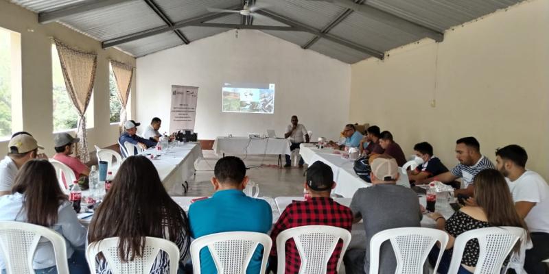 Capacitan a extensionistas rurales para la conservación y protección de las montañas