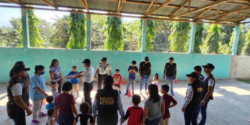 Personal de Dipanda lleva alegría a niños de áreas rurales