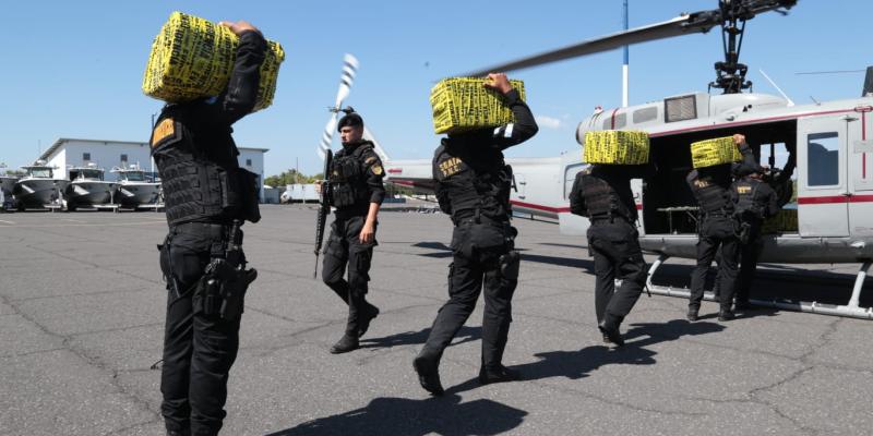 Gobernación traslada vía aérea droga decomisada en semisumergible