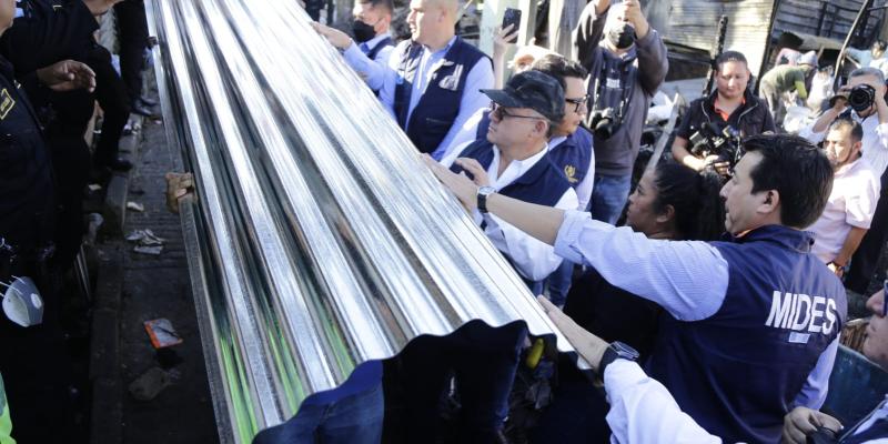 Mingob apoya a familias afectadas por incendio en zona 21