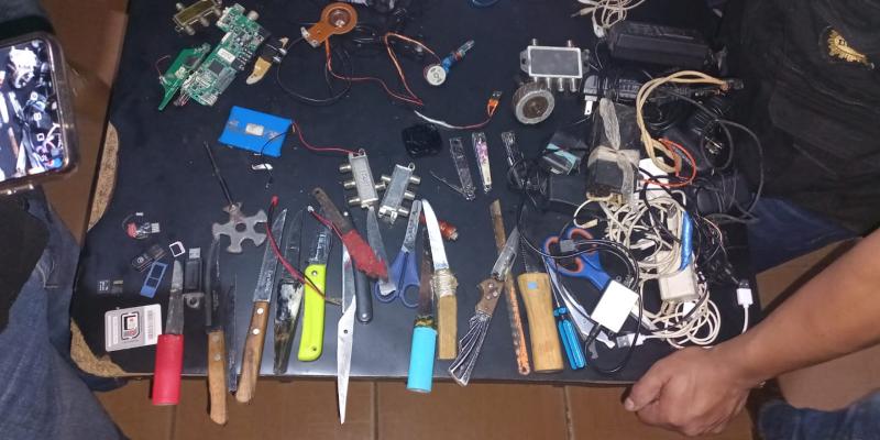 Localizan atenas receptoras de señal telefónica y objetos punzocortantes durante requisa 