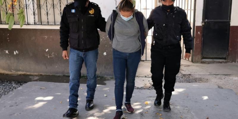 Presunta estafadora detenida por investigadores en Villa Nueva