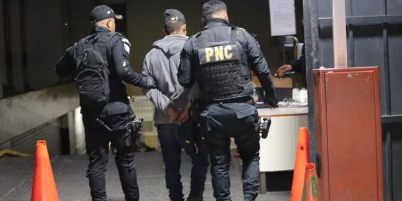 Agentes de PNC capturan a dos presuntos integrantes de la Mara 18