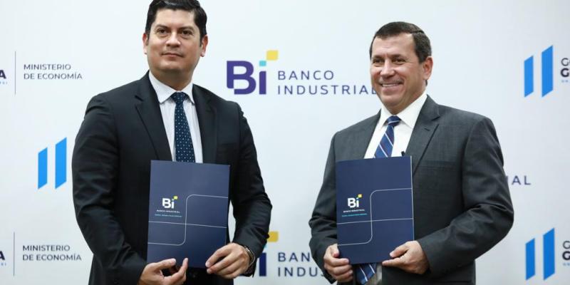 Ministro de Economía Janio Rosales y el Gerente de Banco Industrial Ing. Luis Lara. 