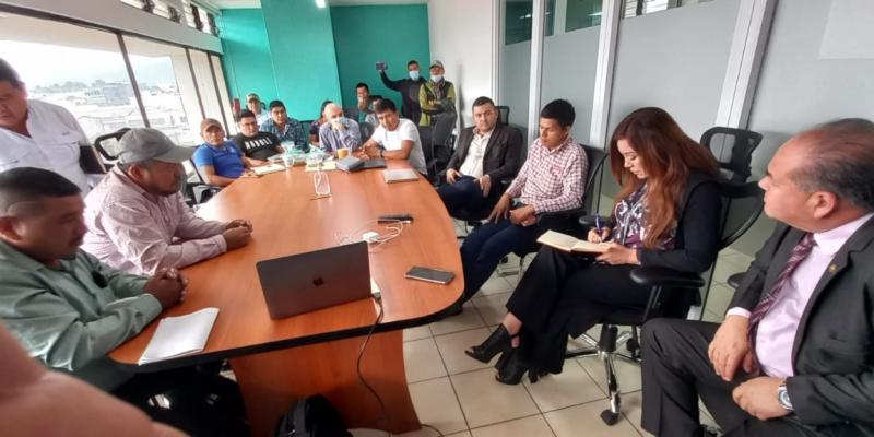 Reunión de personas en una mesa