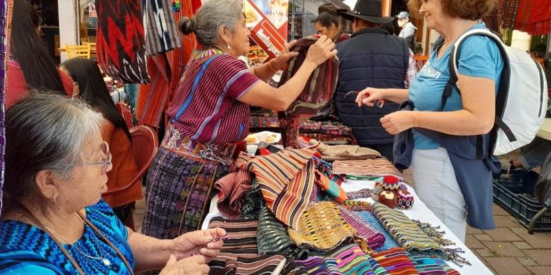 Emprendedores participan en feria de emprendimiento en Sololá