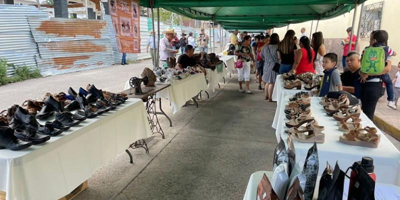 Exposición de emprendedores del sector de zapatos.