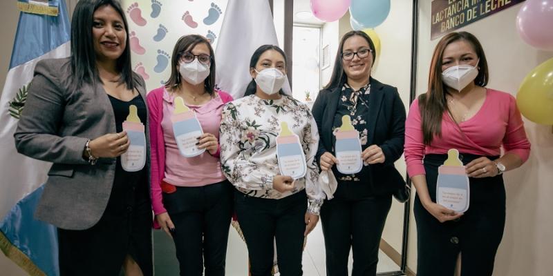 Se observa  a un grupo de madres trabajadoras del Ministerio de Economía.