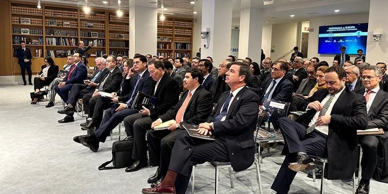 El Ministro de Economía, Dr. Janio Rosales (primera fila, 4to. de Izq. a Der.) participa en el acto de inauguración del encuentro empresarial.