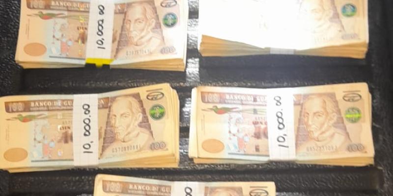 Detenido trasladaba fuerte suma de dinero en Suchitepéquez