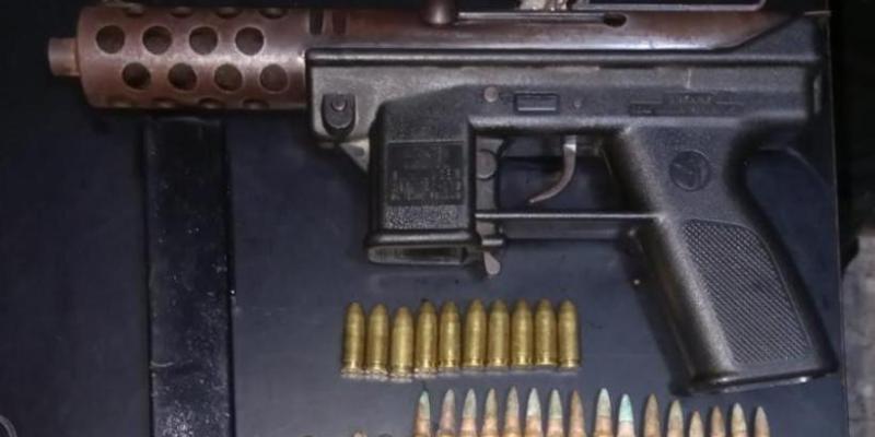 Presunto pandillero detenido cuando transportaba una subametralladora