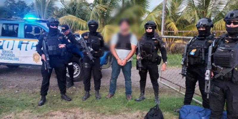 Trasladan vía área a extraditable capturado por narcotráfico
