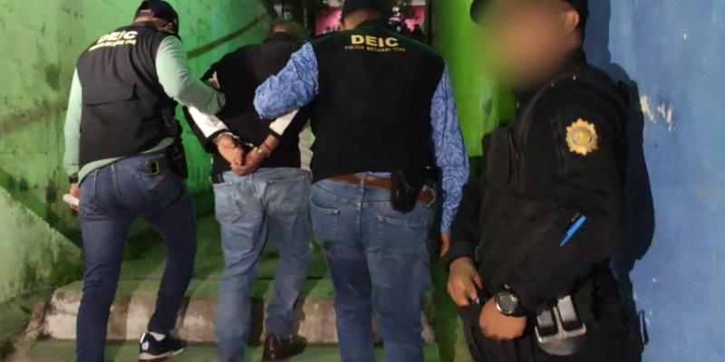 PNC detiene a hombres por extorsión y asesinato en allanamientos