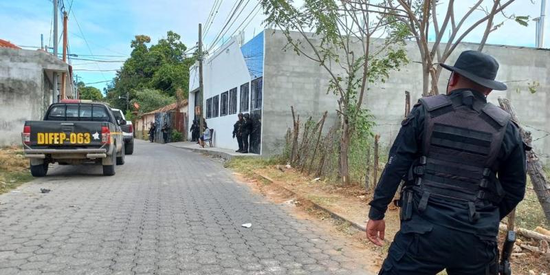 Localizan armas de grueso calibre durante allanamientos en Chiquimula