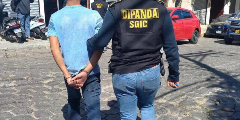 Investigadores policiales detienen a presuntos violadores en allanamientos