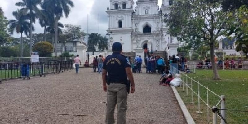 Brindan seguridad a turistas que visitan la Basílica de Esquipulas