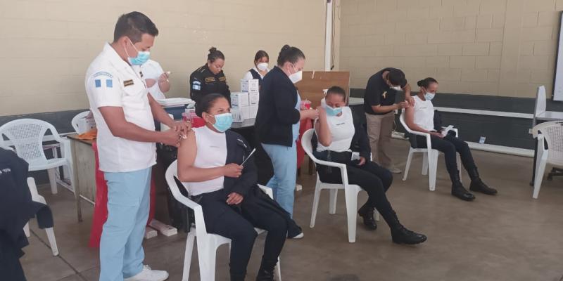 Aplican vacuna de influenza a los alumnos de la academia policial