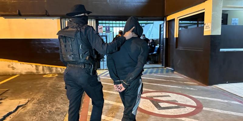 Capturado con arma, drogas y municiones en San Juan Sacatepéquez