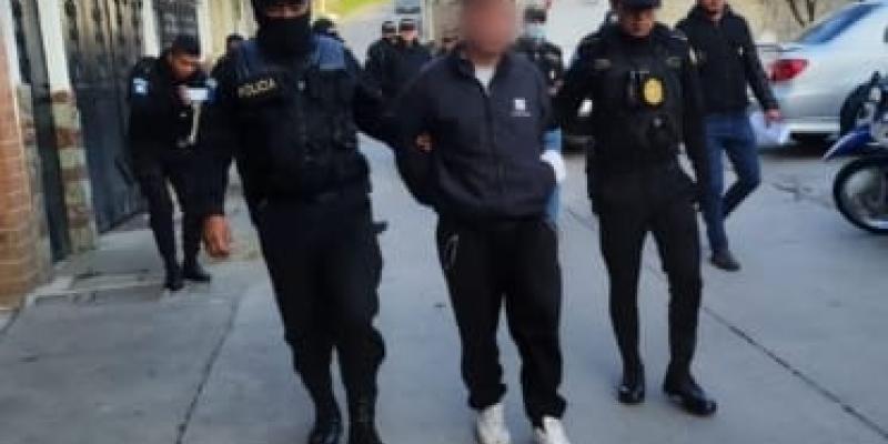 Ciberdelitos de PNC captura en allanamiento a implicado en estafa