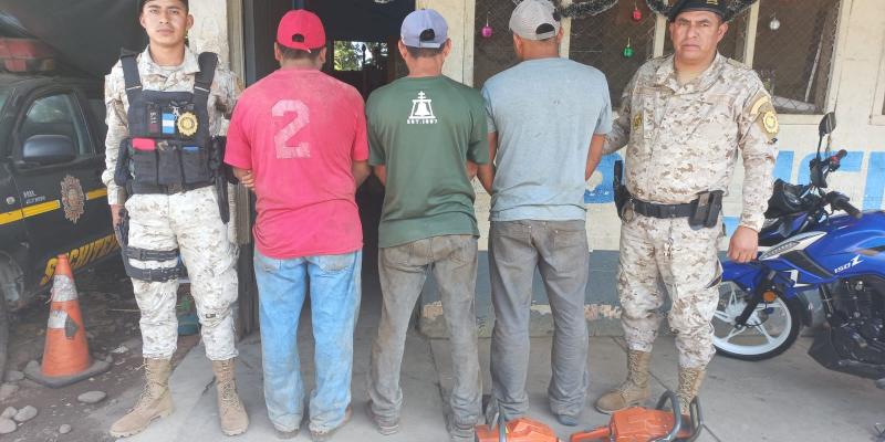 Diprona captura tres personas por tala ilegal en Suchitepéquez