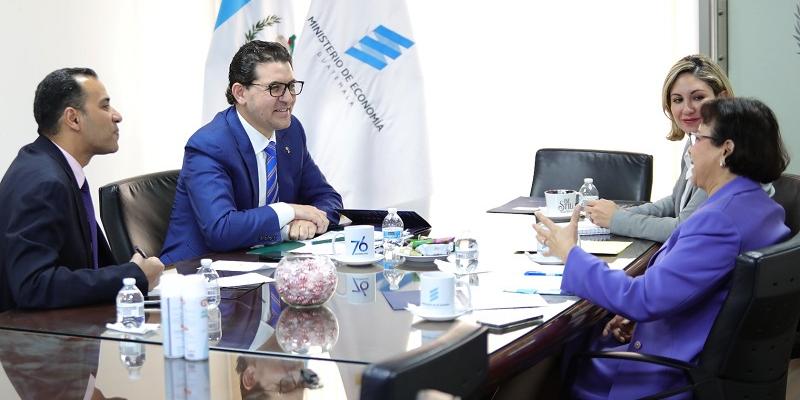 El embajador de Arabia Saudita en Guatemala, Haytham H. M. Al Malki (segundoi de izq a der, se reuniuó con autoridades del ministerio de Econompia.
