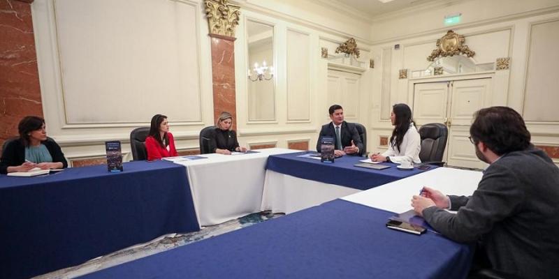 El Ministro de Economía Dr.  Janio Rosales (3ro. de Izq. a Der.) dialoga con Cristina Cárdenas, Jefe de Asuntos de Gobierno para América Latina de Coursera.