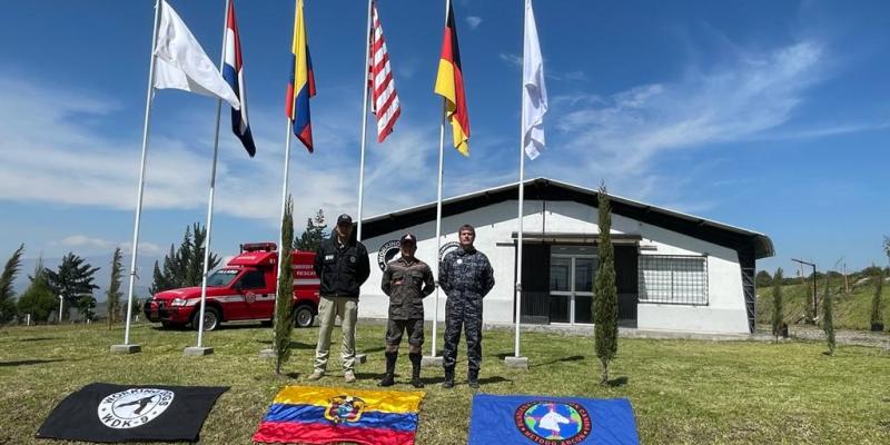 Rescatista Militar se especializa en el método de búsqueda y detección Canina, Método Arcón. 