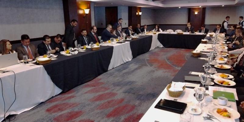 Vista general de los asistentes a la reunión.