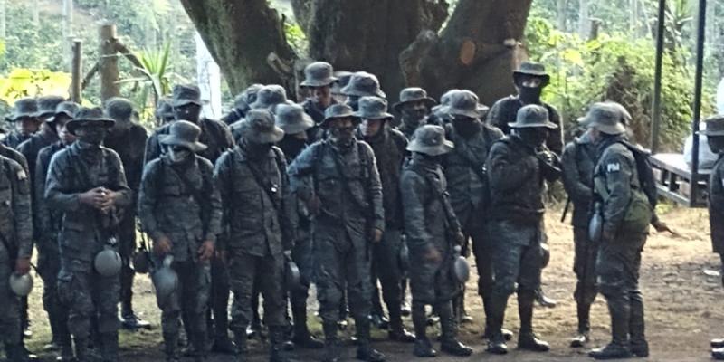 Unidades Militares apoyan sofocamiento de incendio forestal en el Volcán de Fuego.