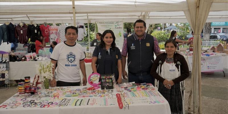 Emprendedores de Cobán, presentan sus productos en feria de comercialización