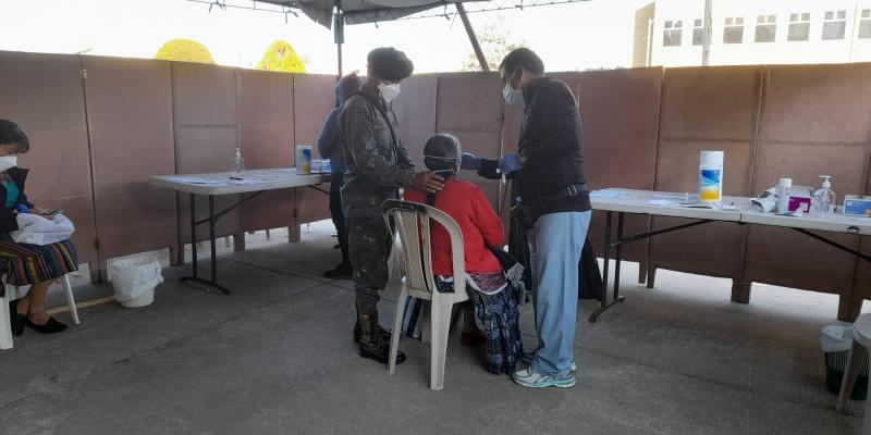 Jornada médica apoyada por personal militar en San Mateo, Quetzaltenango.