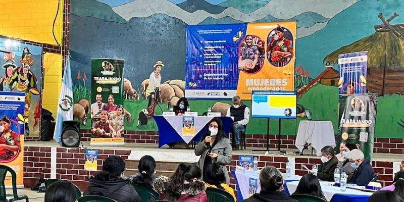 Mujeres huehuetecas reciben capacitación en negocios