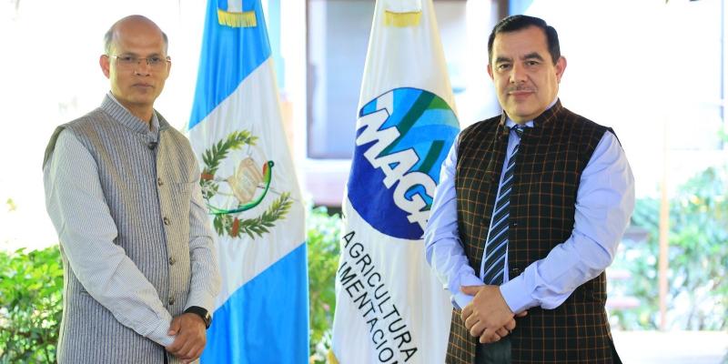 Embajador de la India en Guatemala con minsitro de Agriultura, Ganadería y Alimentación