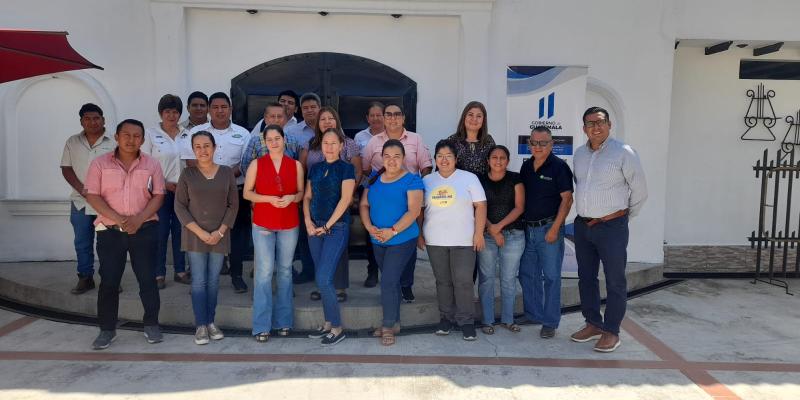 empresarios posan frente a instalaciones donde recibieron capacitación ténica administrativa