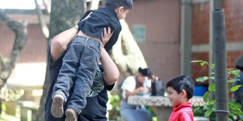 Las familias pasan por un proceso de certificación