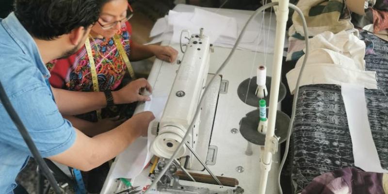 artesano realiza tejido a maquina