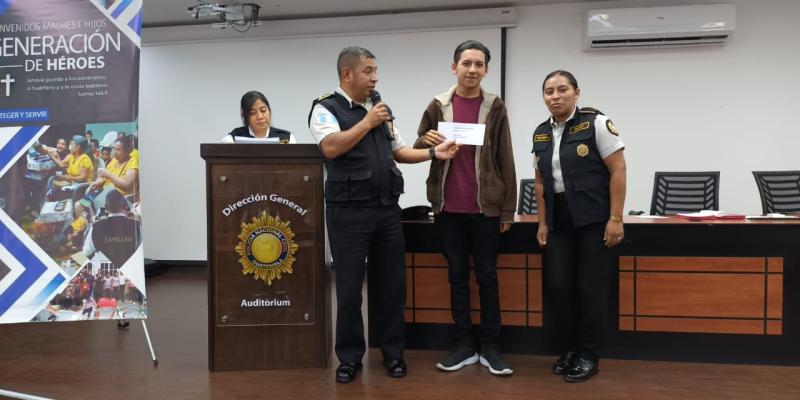 Hijos de policías caídos en cumplimiento de su deber reciben becas