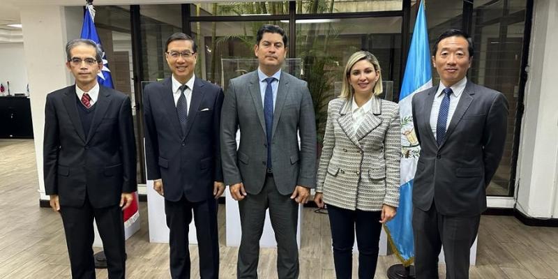 El Ministro de Economía Dr.  Janio Rosales (centro) presidió la reunión. 