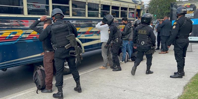 Este 8 de febrero, agentes de comisarías y unidades especializadas de la Policía Nacional Civil (PNC) realizan operativos de prevención y seguridad ciudadana en puntos estratégicos de la región metropolitana, para localizar armas de fuego, ubicar a presuntos criminales y evitar que se registren hechos delictivos.   En esta línea de trabajo, los agentes policiales verifican que los conductores no tengan vigentes órdenes de aprehensión o trasladen algún objeto ilícito que pueda ser utilizado para atentar cont