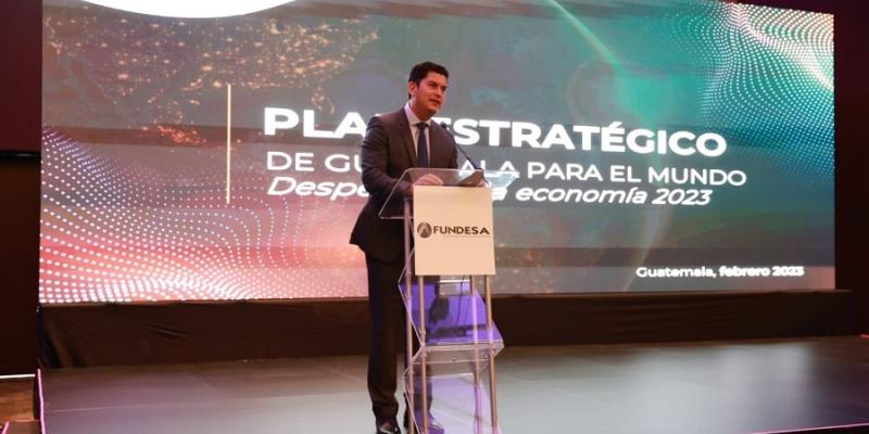 El Ministro de Economía, Dr. Janio Rosales, durante su disertación.