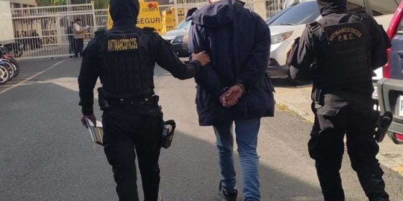 PNC detienen a dos hombres por narcomenudeo en operativos