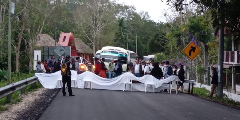 Bloqueo de ingreso vehicular en ruta de acceso a TIKAL