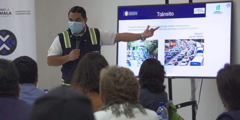 Departamento de Tránsito capacita a policías municipales, agentes policiales y docentes