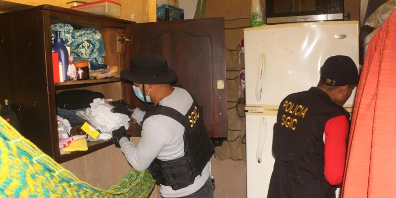 Localizan celulares, objetos punzocortantes y otros ilícitos durante requisa en centro carcelario